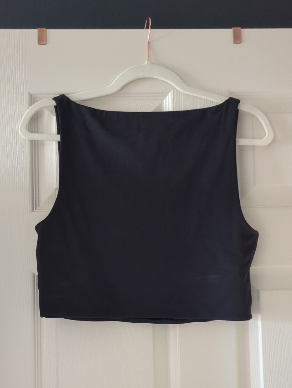 Aritizia Babaton Black Scoop Neck Contour Cropped Tank - Picture 3 of 3
